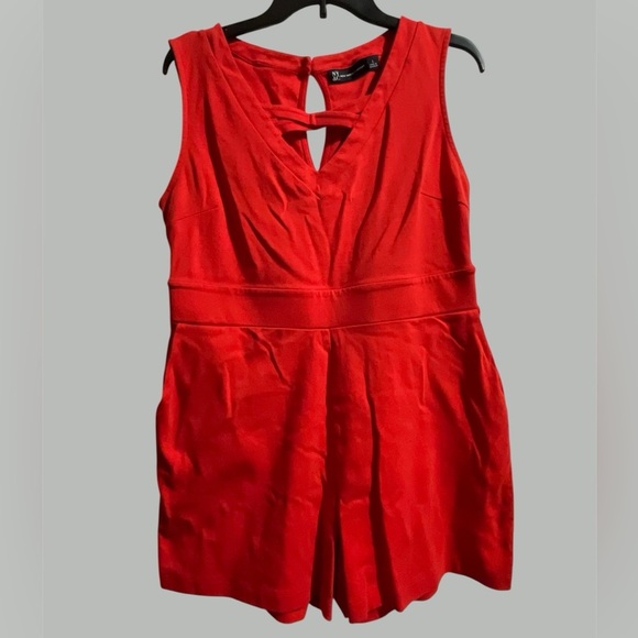 New York & Company Vibrant Red shorts jumper - Picture 1 of 12